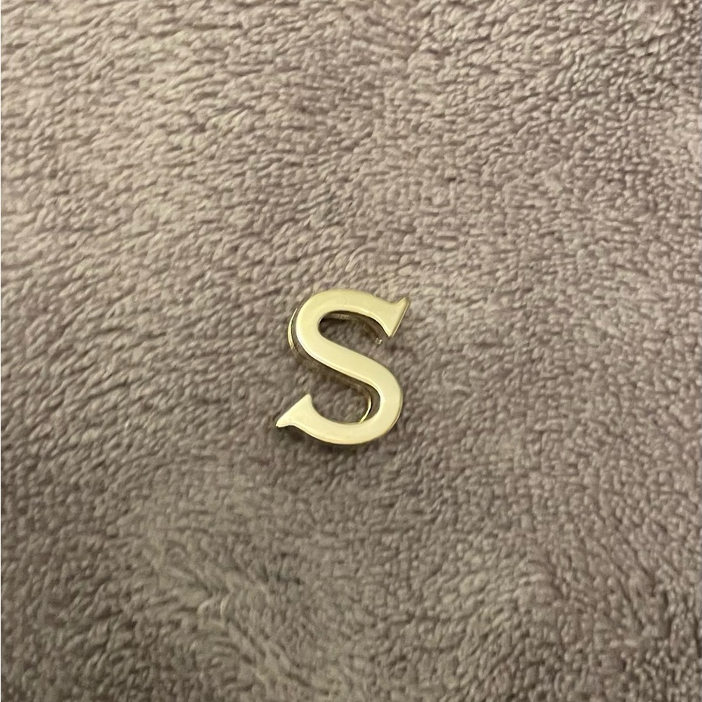 MY ABCDIOR LETTER 'S’ BADGE
Pale Gold-Finish Metal AUTHENTIC